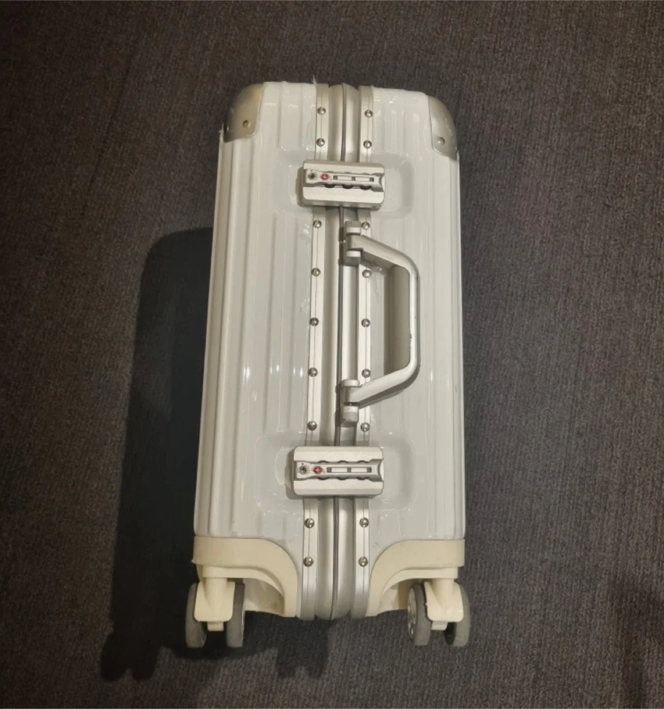 Cabin Suitcase - White image indicator(2)