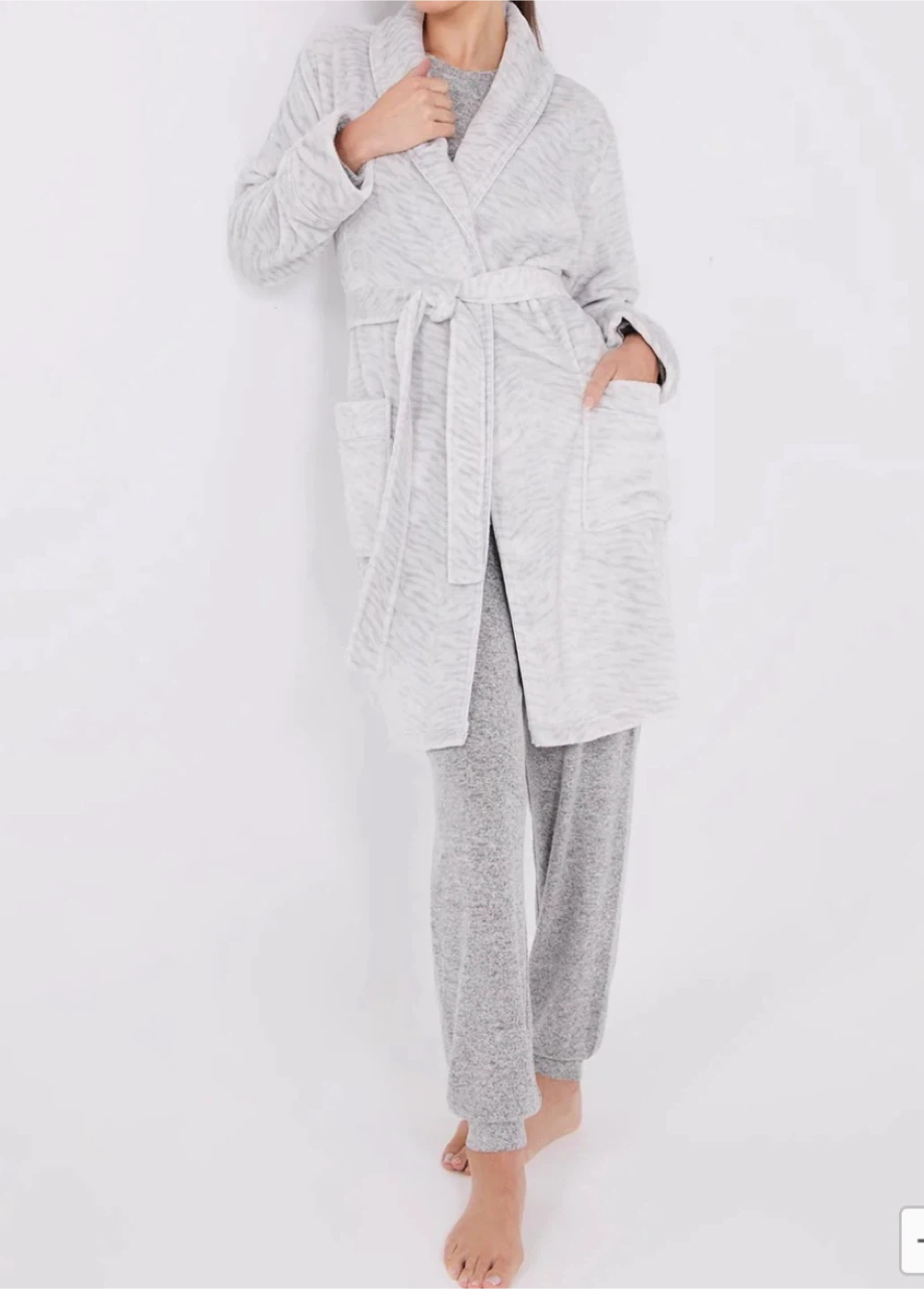 Zebra stripe plush Robe (new without tag )‼️final sale ‼️