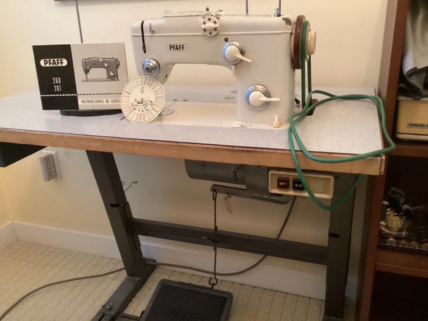 Pfaff 260/261 Sewing Machine - photo 2