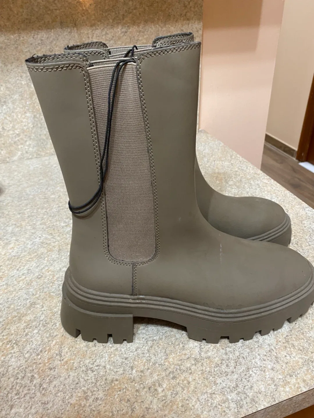 Forever 21 size 7 boots thumbnail
