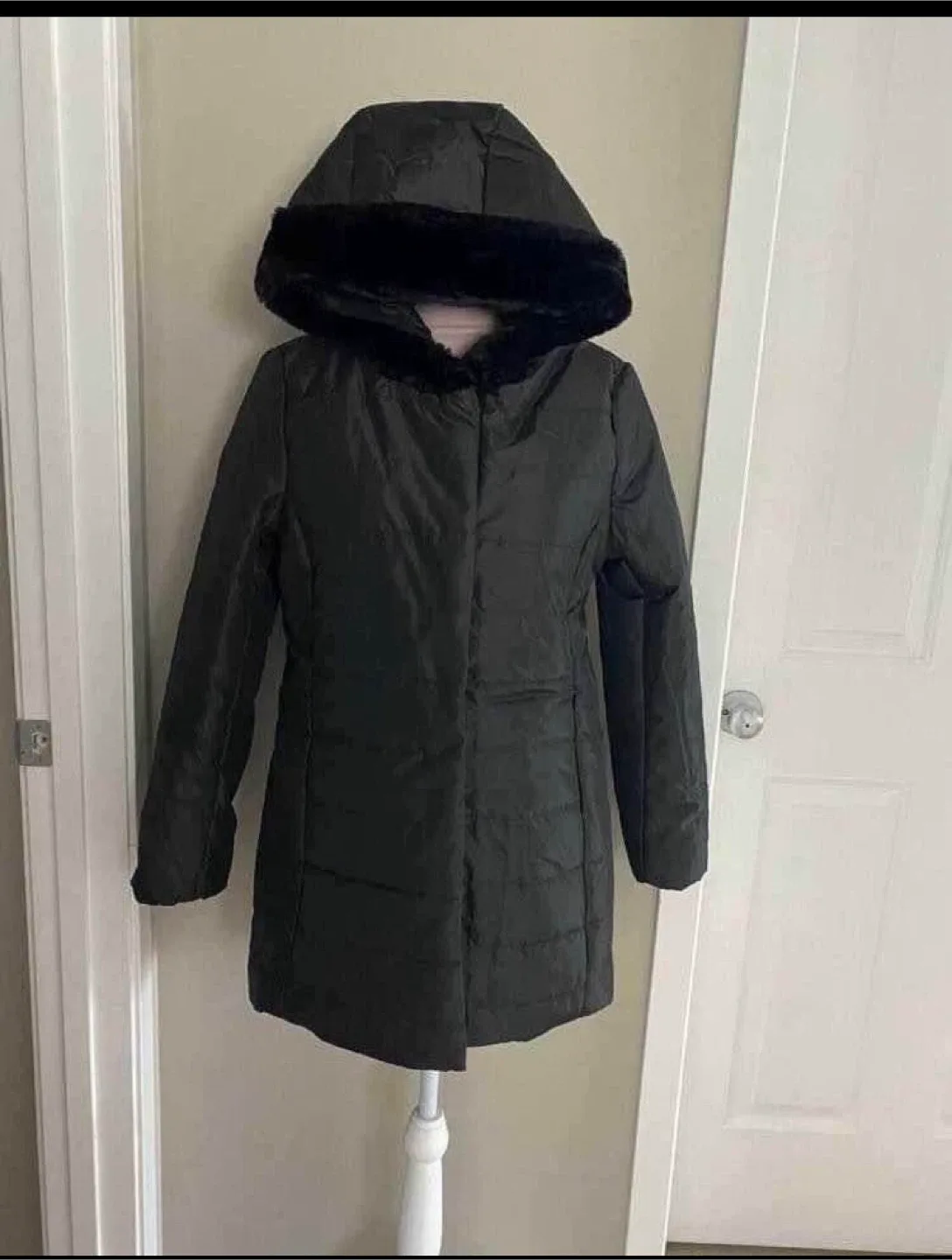 NEW MEDIUM Black Puffer Coat with Faux Fur Hood image indicator(3)