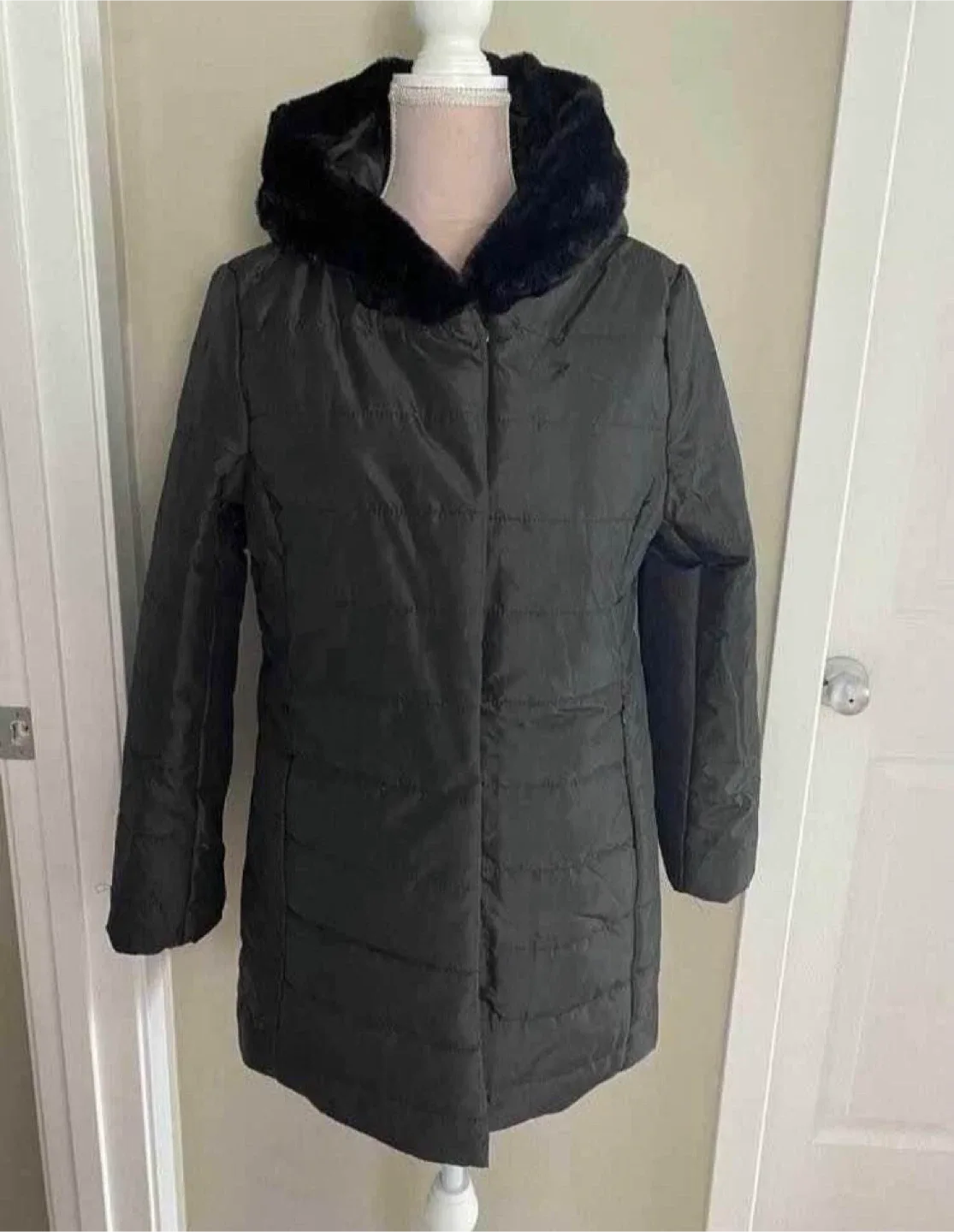 NEW MEDIUM Black Puffer Coat with Faux Fur Hood image indicator(5)