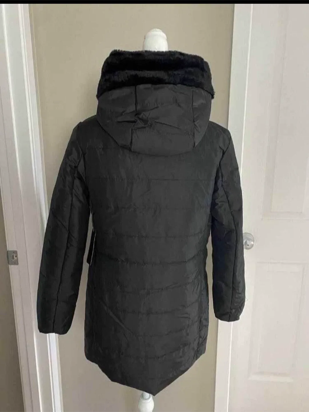 NEW MEDIUM Black Puffer Coat with Faux Fur Hood image indicator(4)