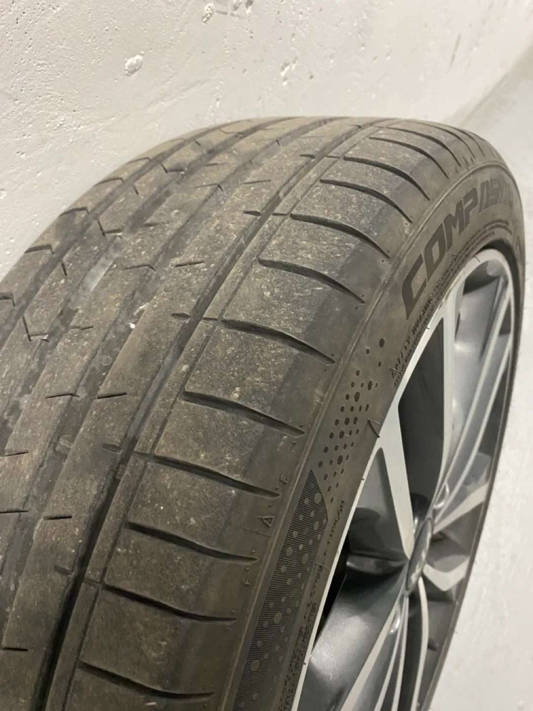 Set of 4 Kia Rim with Tires -  225/55ZR18 image indicator(2)