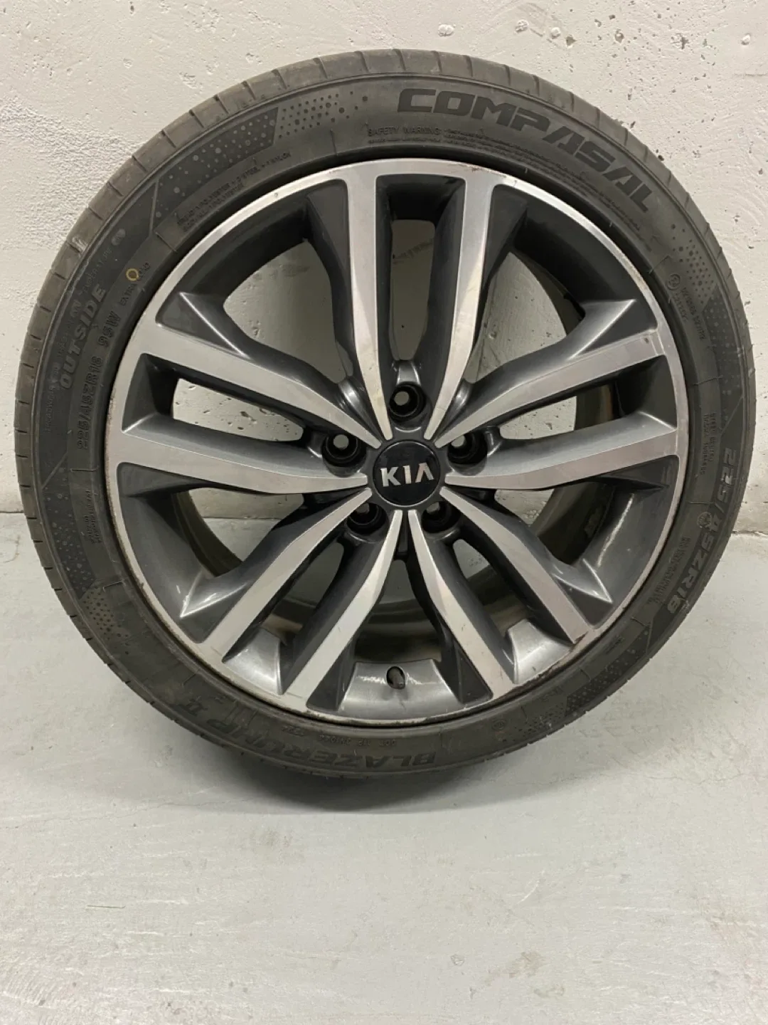 Set of 4 Kia Rim with Tires -  225/55ZR18 image indicator(3)