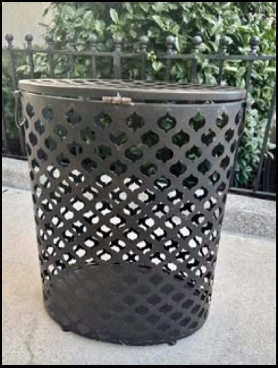 metal laundry  open mesh hamper with hinged lid. image indicator(2)