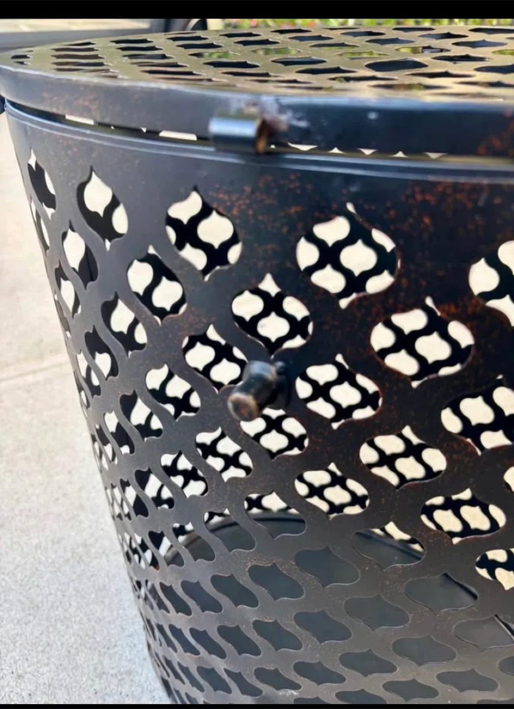 metal laundry  open mesh hamper with hinged lid. image indicator(3)