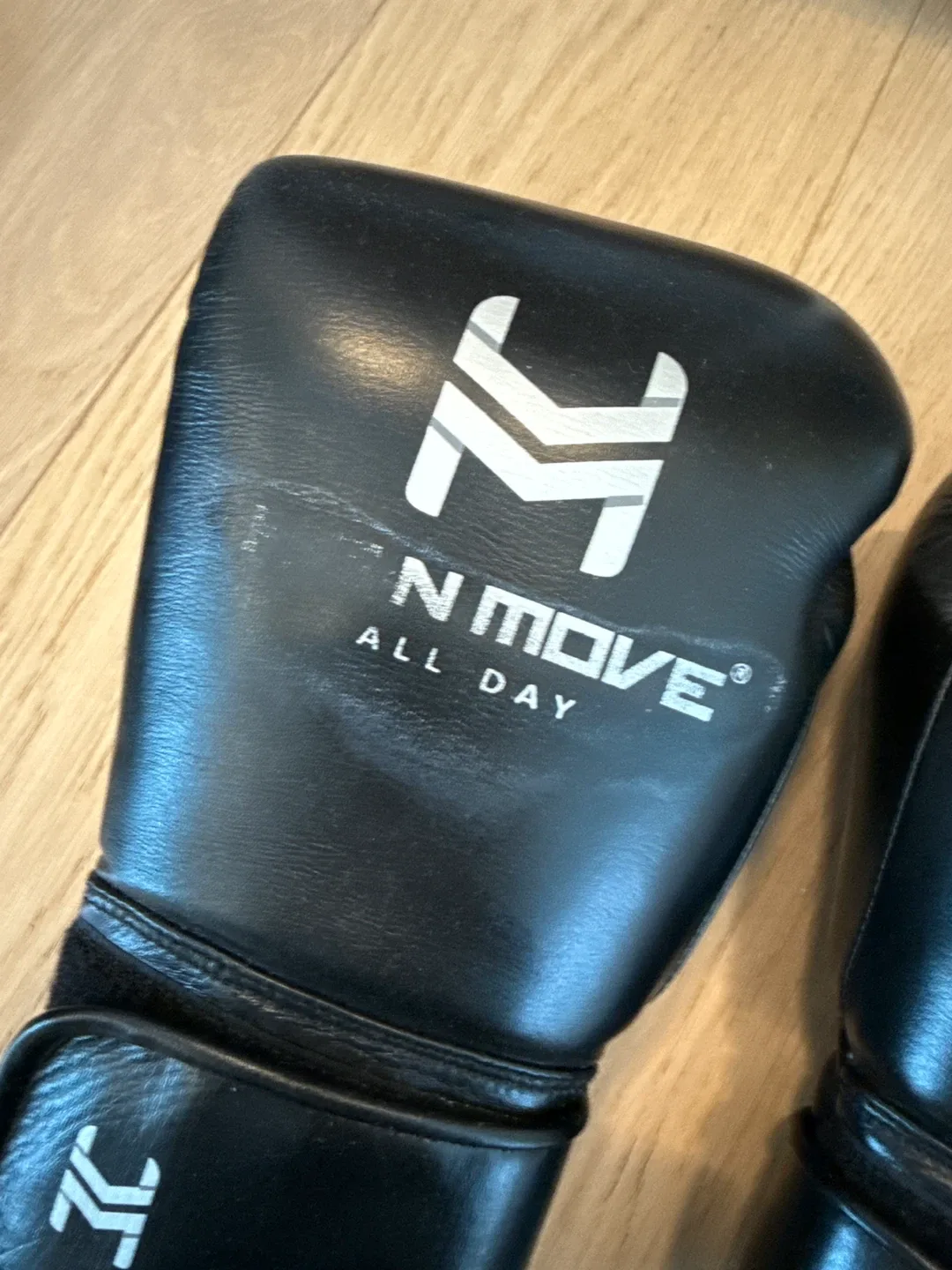 Hit N Move Boxing Gloves - Black 14oz image indicator(2)