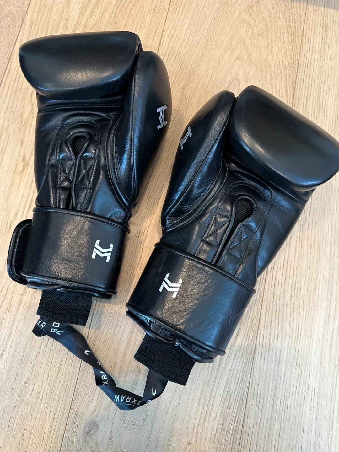 Hit N Move Boxing Gloves - Black 14oz image indicator(3)