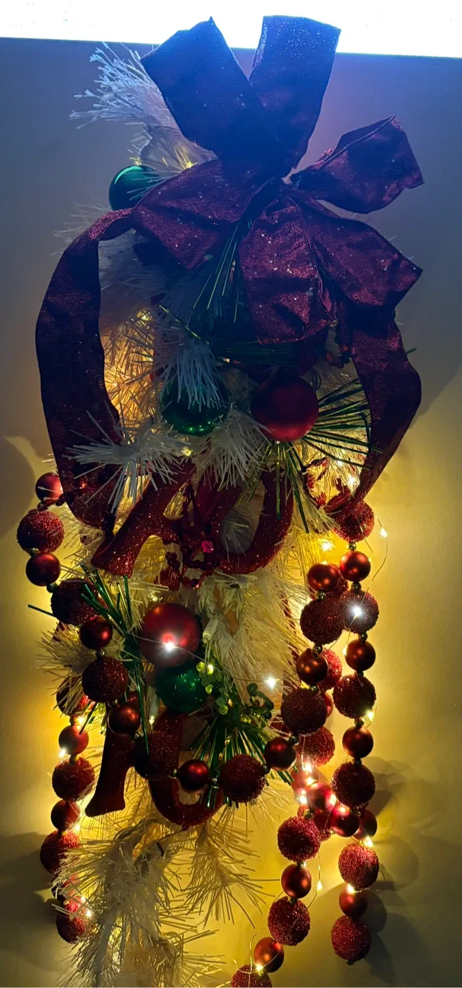 Christmas Wreath with Lights & Ornaments thumbnail