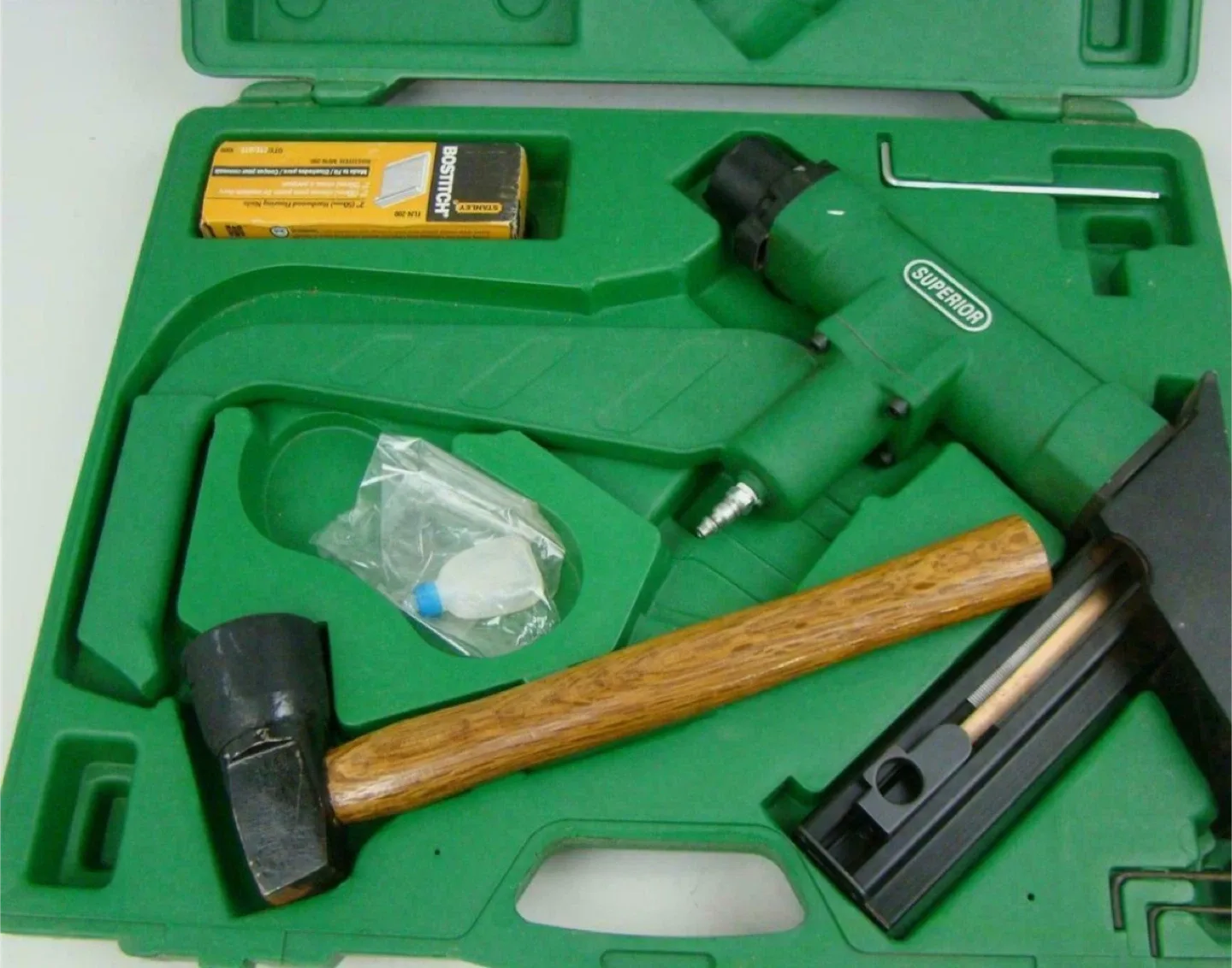 Superior Pneumatic Hard Wood Floor Stapler Kit image indicator(2)