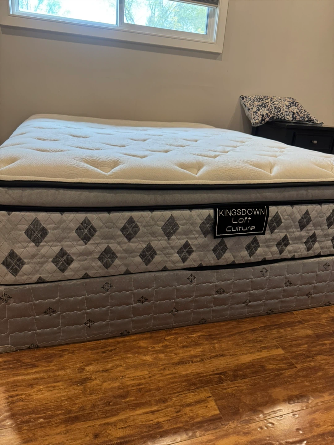 Queen Mattress and box spring - photo 2