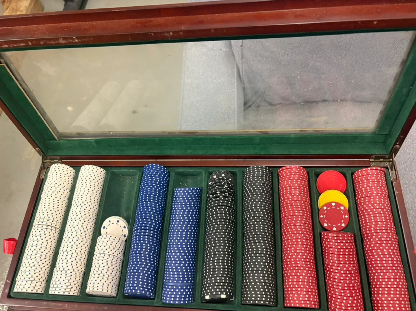 Poker Chip Set with Case image indicator(2)