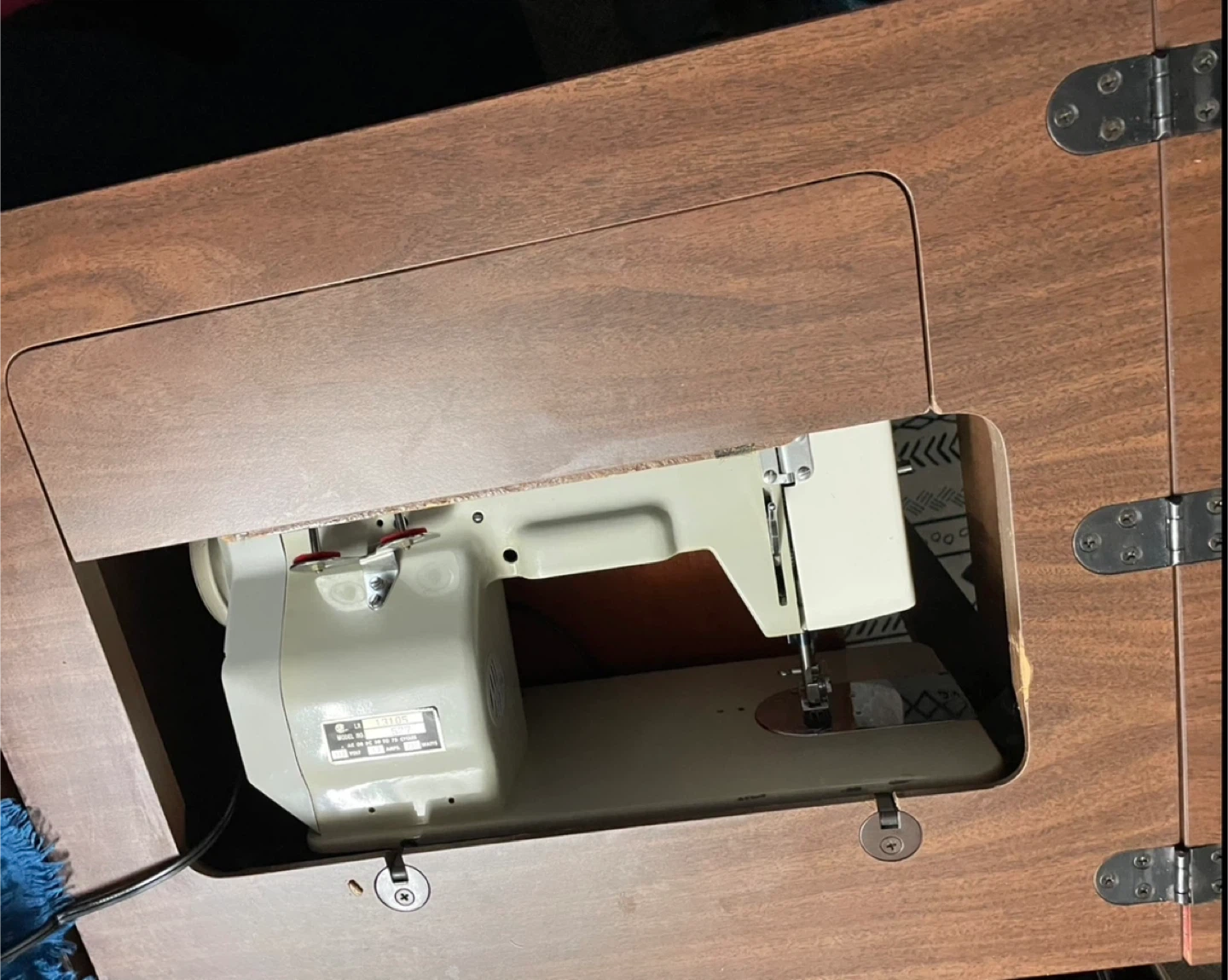 Vintage Domestic Sewing Machine with Cabinet - photo 5
