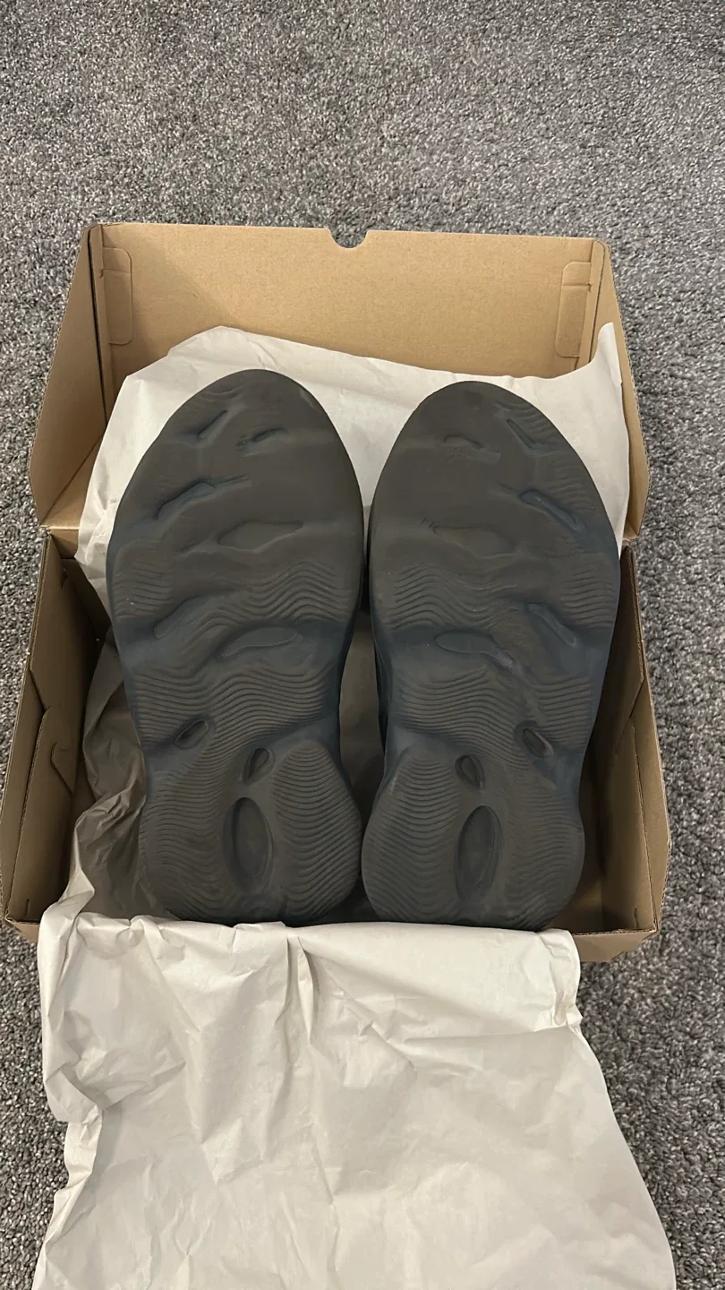 Adidas Yeezy Foam RNNR Size 10 image indicator(3)