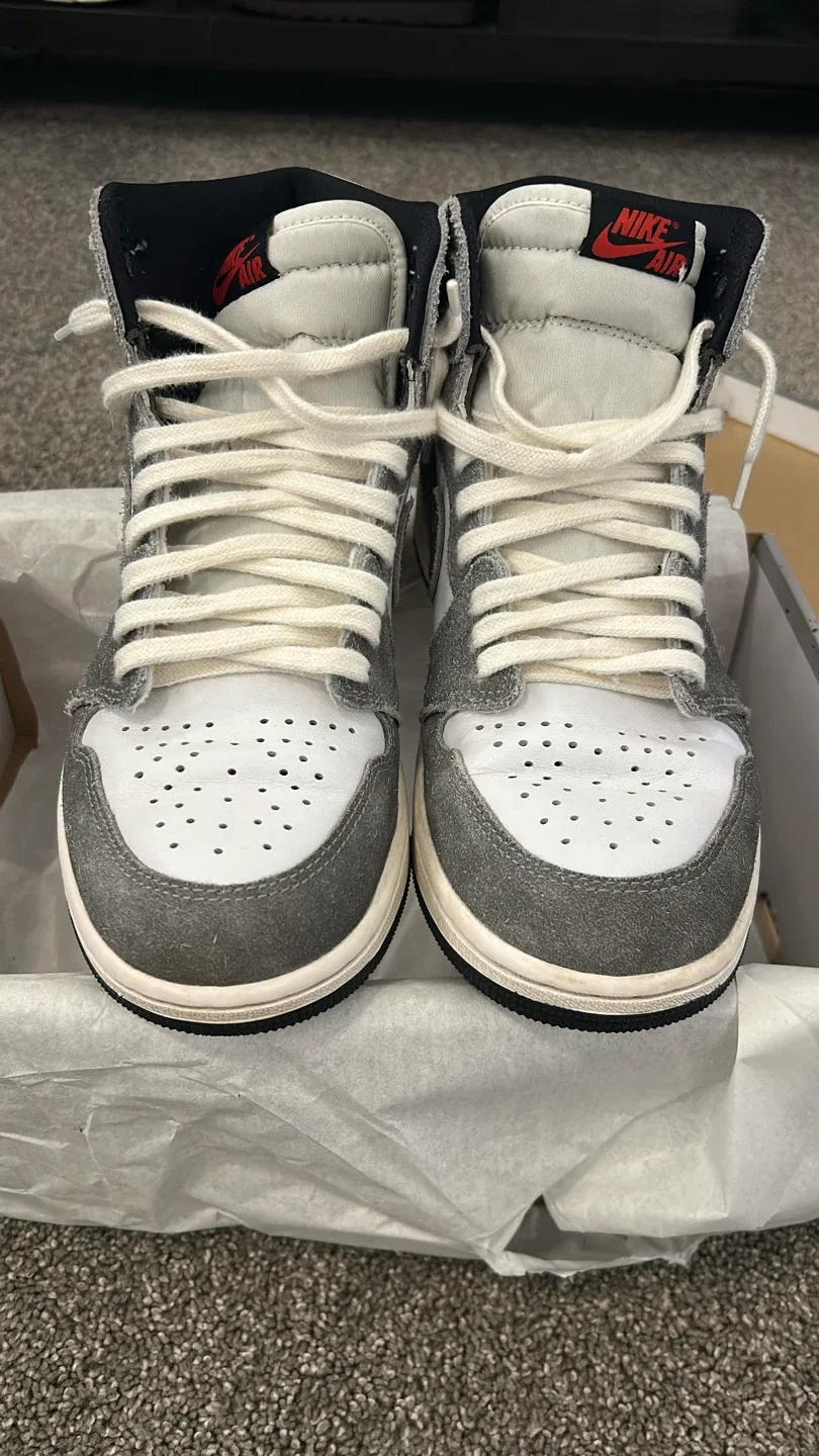 Nike Air Jordan 1 Retro High OG, Size 9 image indicator(2)