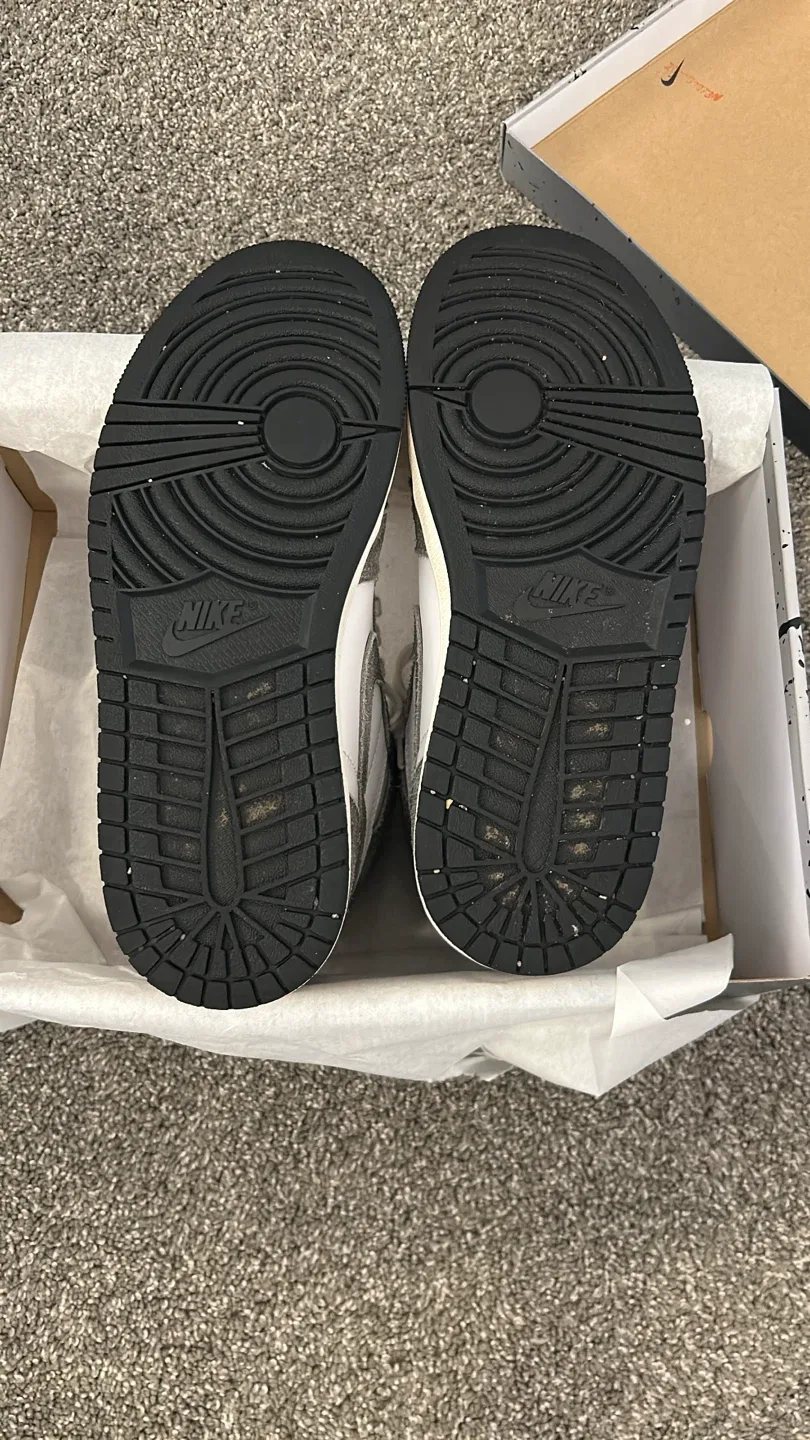 Nike Air Jordan 1 Retro High OG, Size 9 image indicator(3)