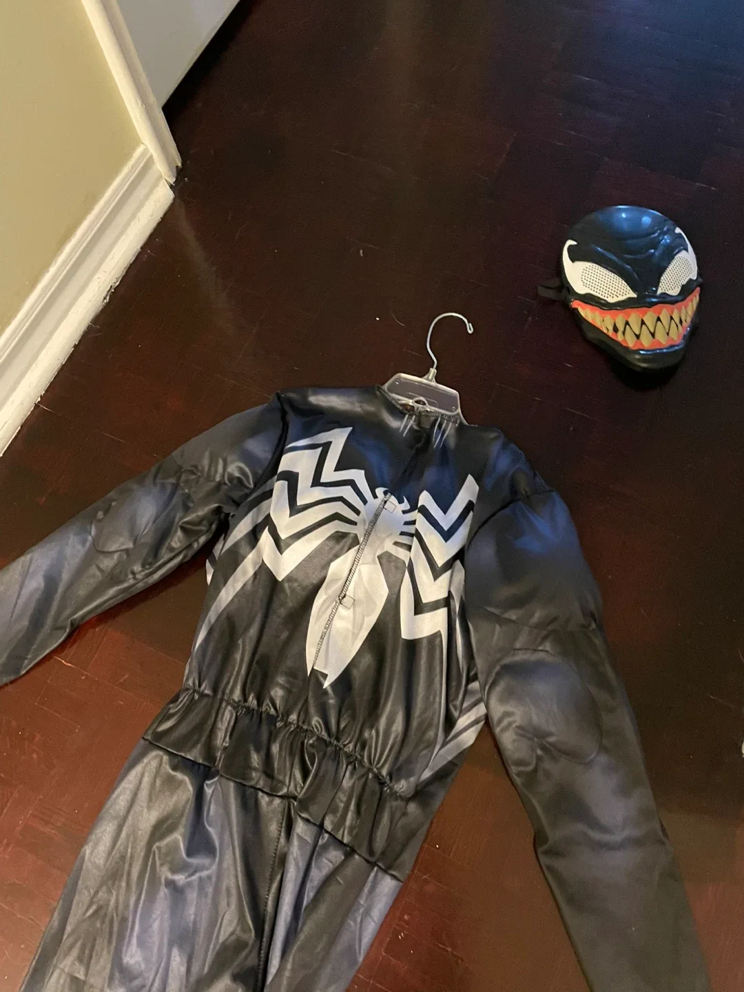 Venom Costume with Mask image indicator(3)