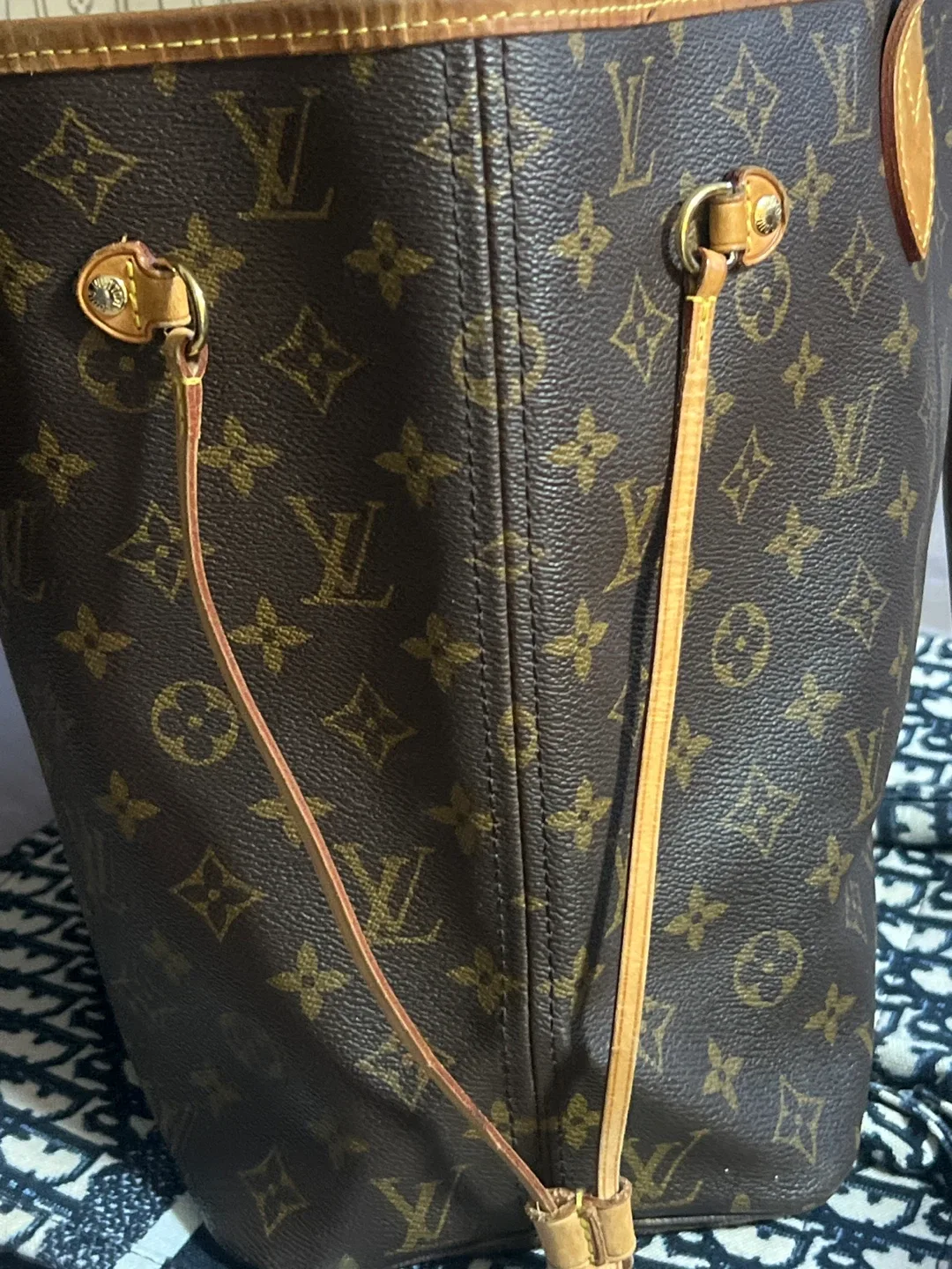 Louis Vuitton Neverfull MM Tote Bag image indicator(10)