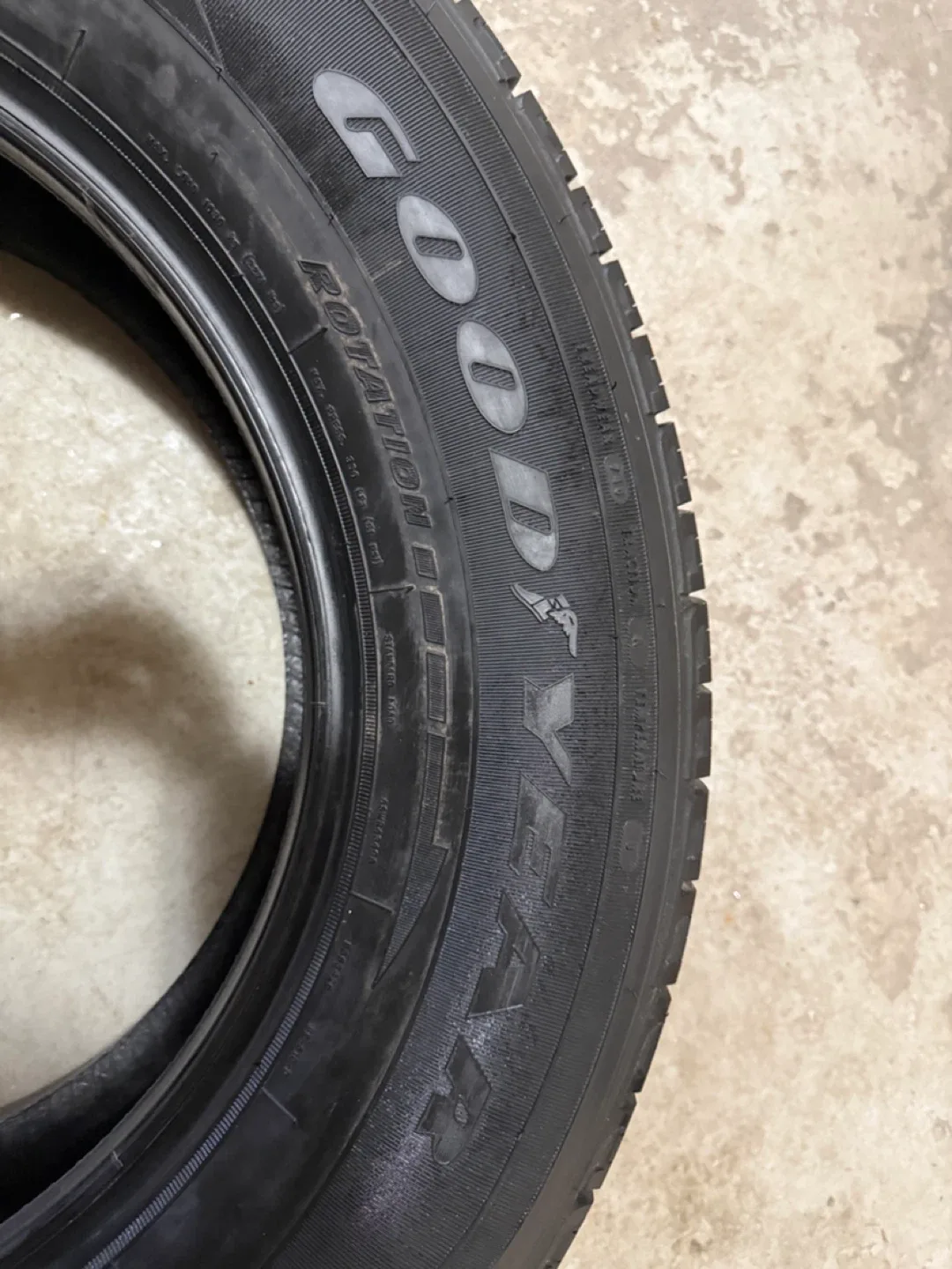 Goodyear TripleTred All-Season Tire P255/65R18 image indicator(2)