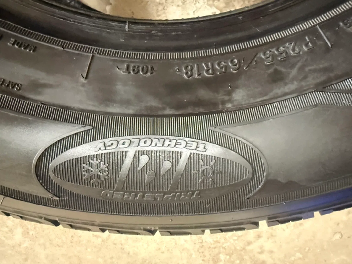 Goodyear TripleTred All-Season Tire P255/65R18 image indicator(4)