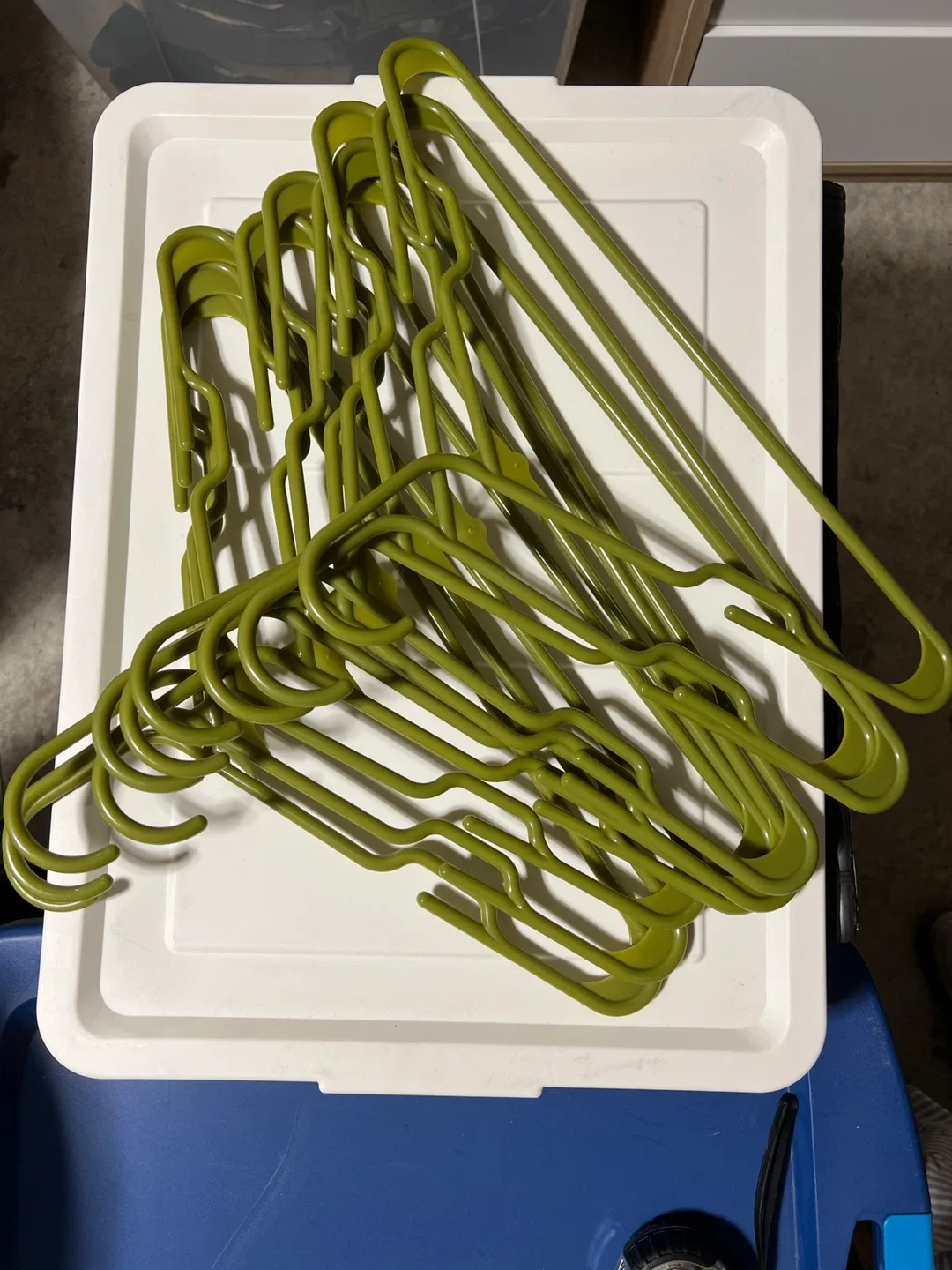 10 Green Clothes Hangers thumbnail