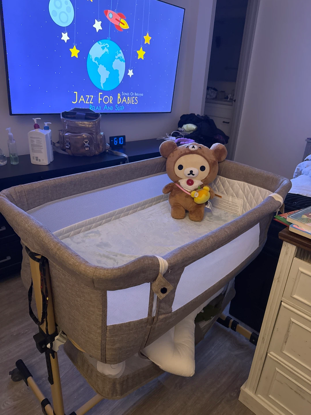 Baby Bassinet and mattress - Like New!