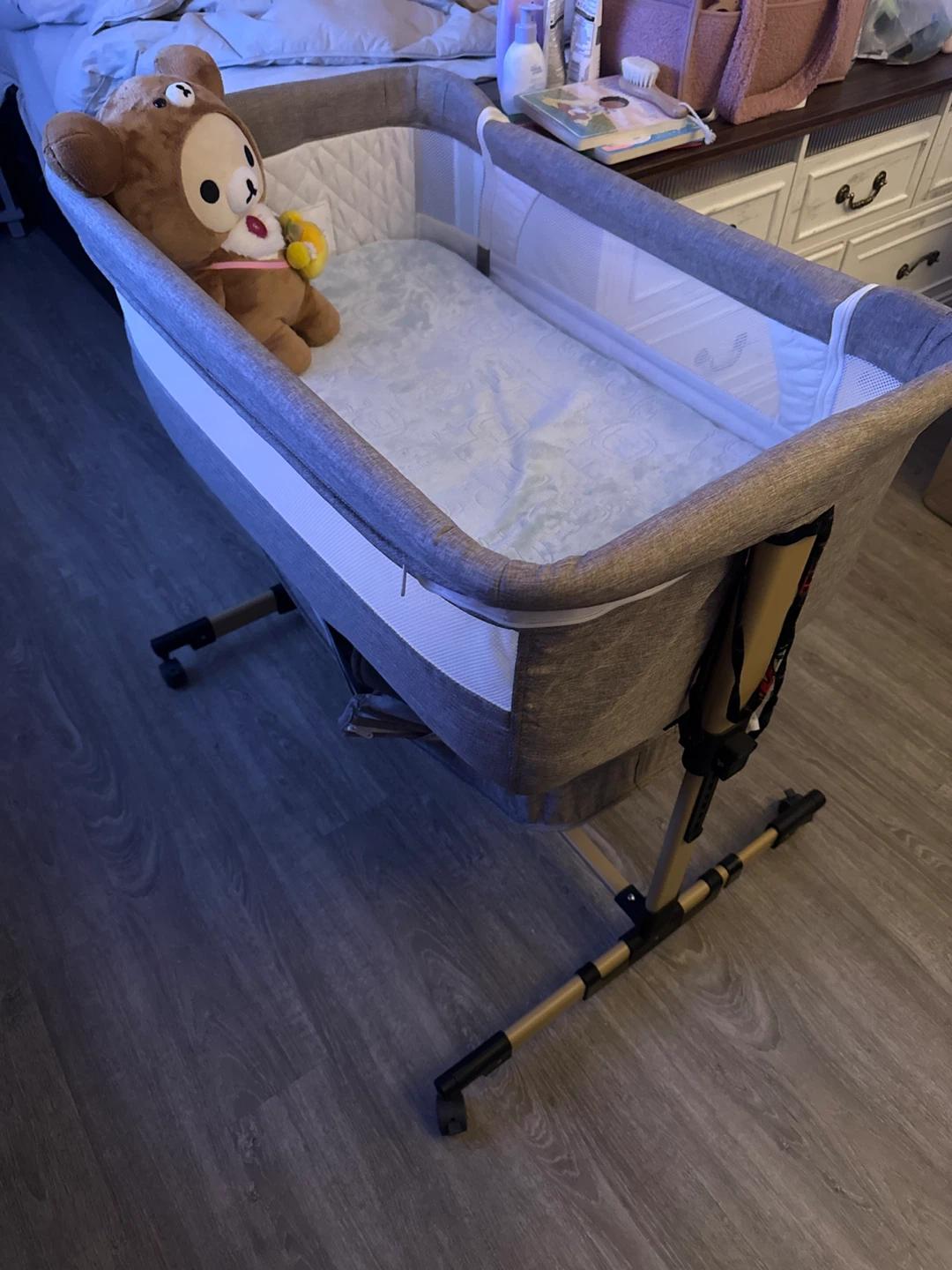 Baby Bassinet and mattress - Like New! - photo 2