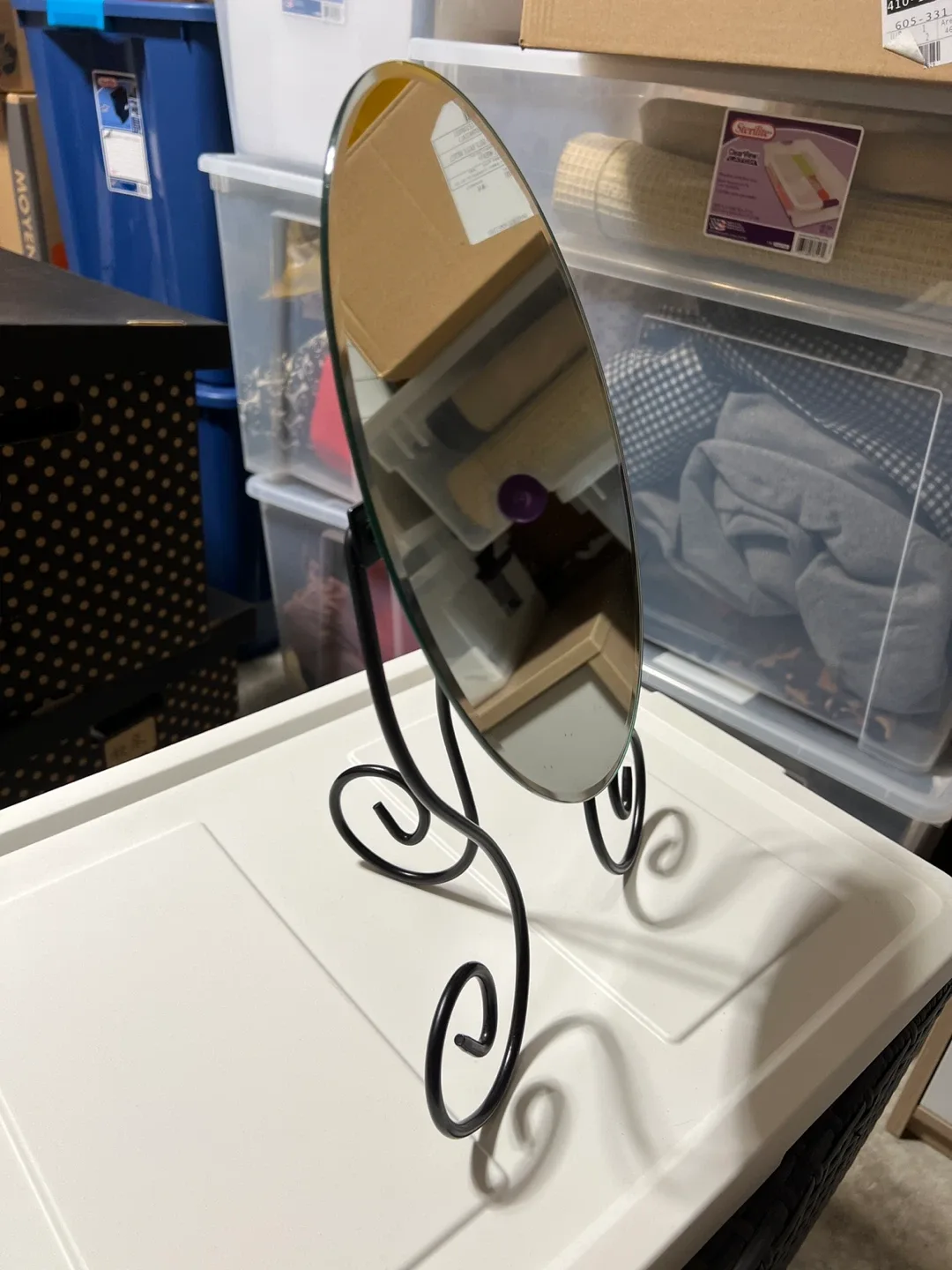 Oval Tabletop Mirror with Metal Stand image indicator(3)