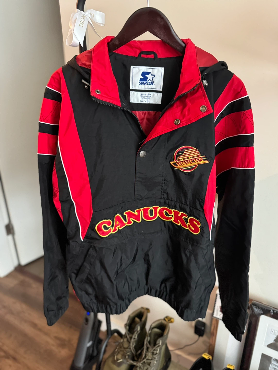 Starter Vancouver Canucks NHL Jacket Size S