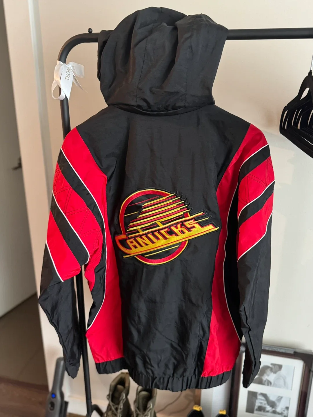 Starter Vancouver Canucks NHL Jacket Size S image indicator(2)