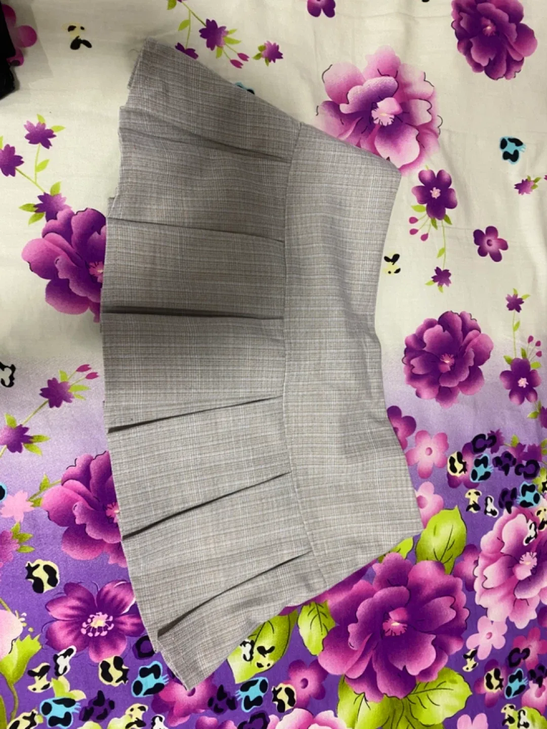 Brand New Pleated Grey Mini Skirt - Size L image indicator(2)