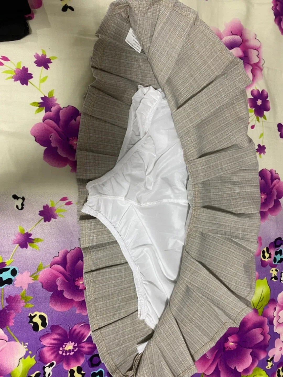 Brand New Pleated Grey Mini Skirt - Size L image indicator(3)