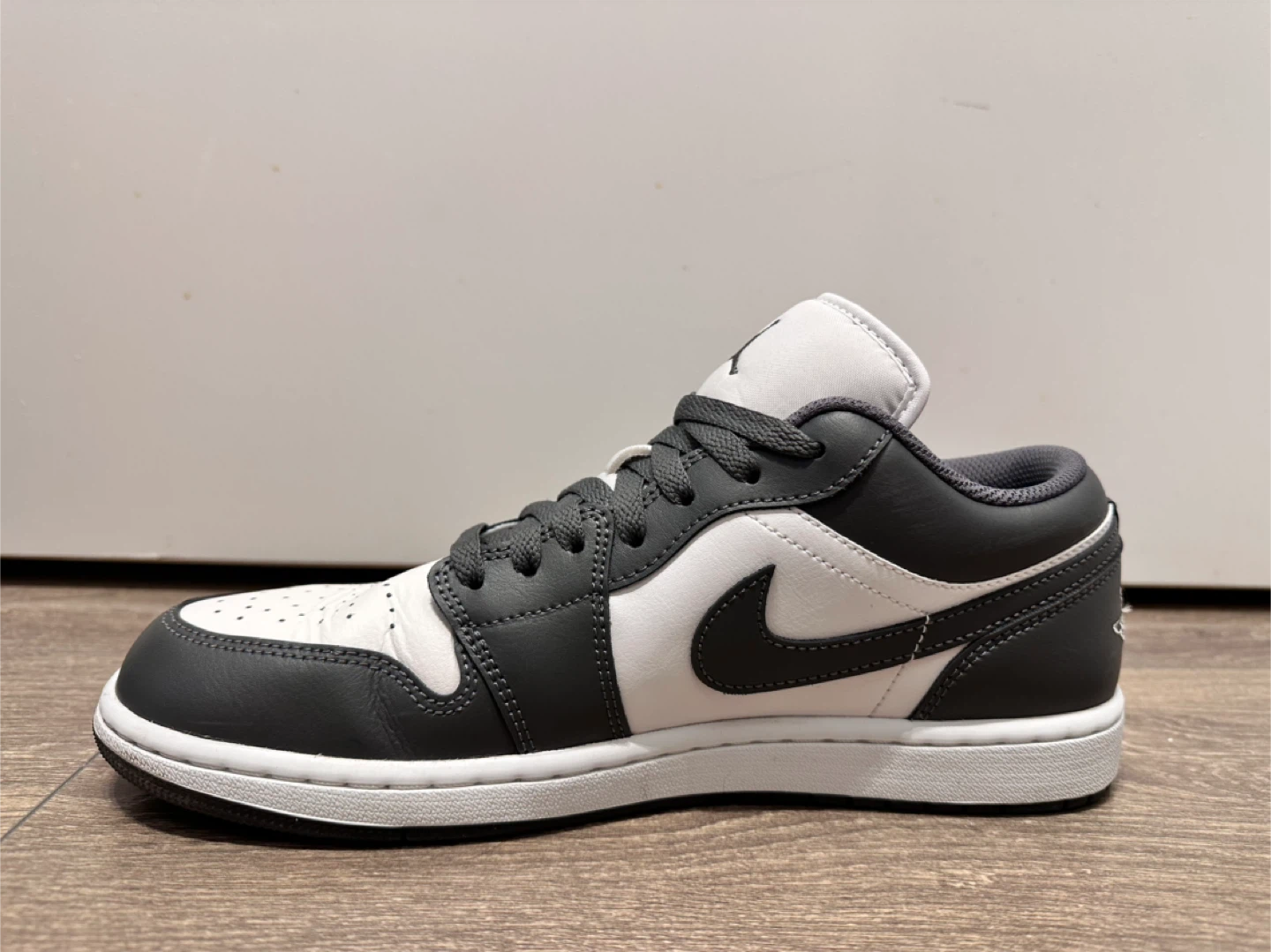 Air Jordan Low(Like New) - MEN Size 10 - photo 5