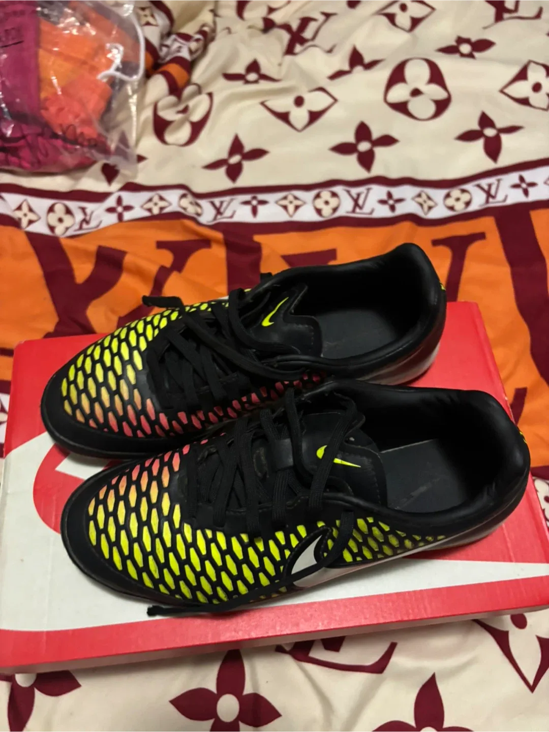 Nike Priority Low Soccer Shoes - Size 8 thumbnail