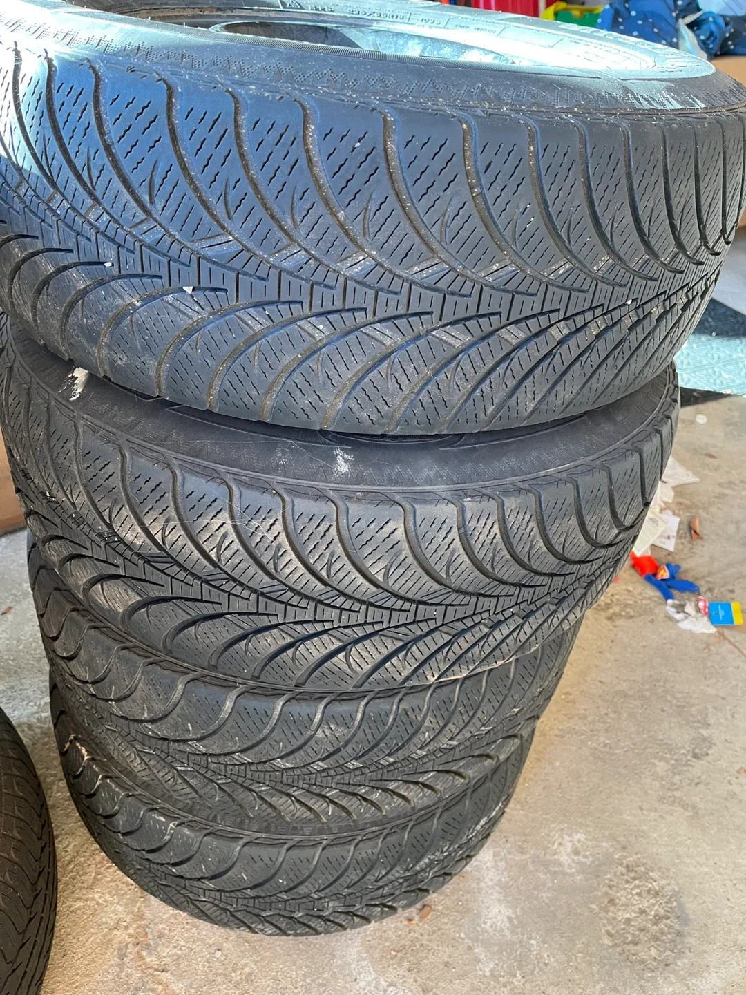 Set of 4 winter Tires - Size 235/65R16 image indicator(3)