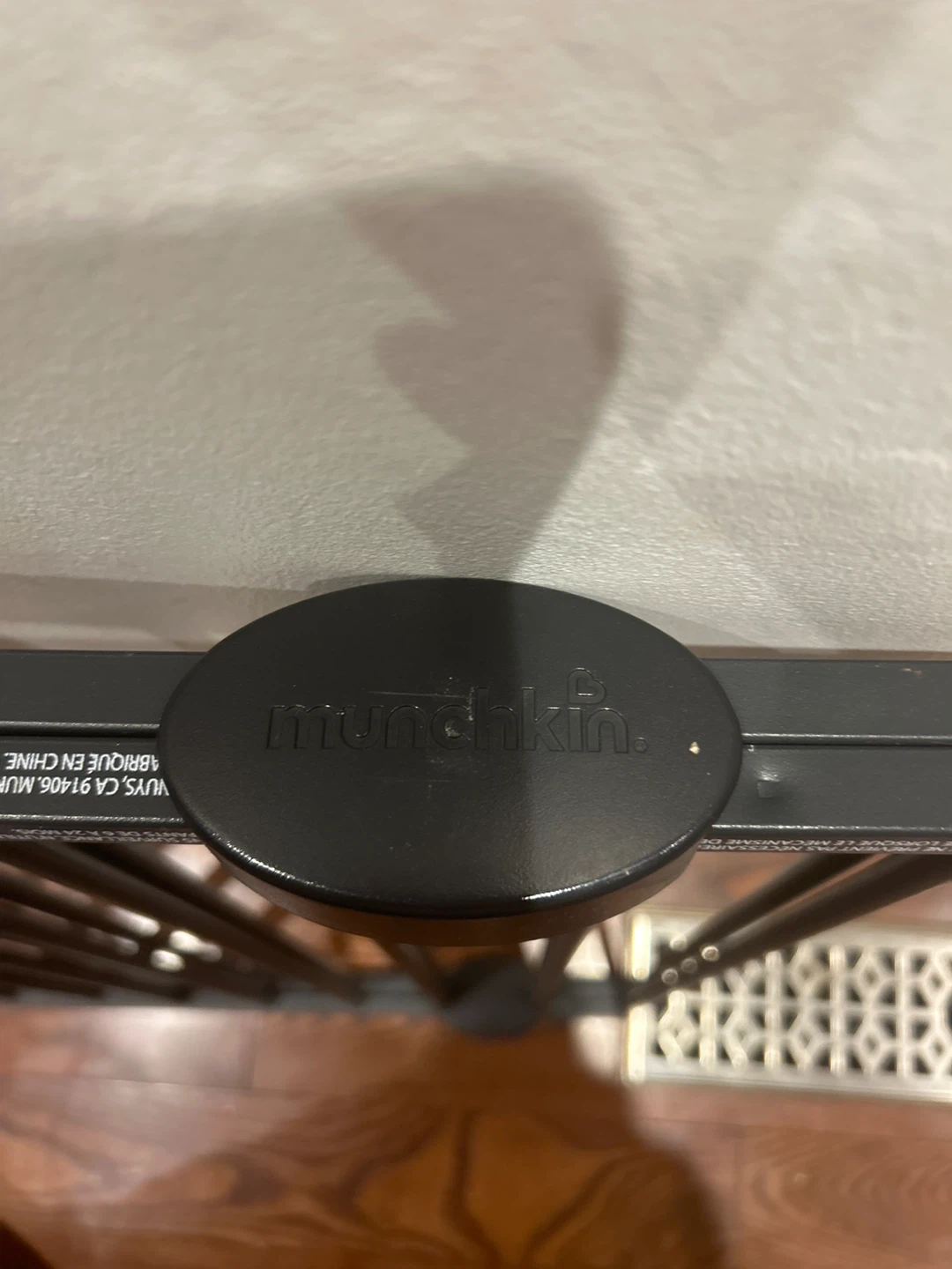 Munchkin Auto Close Pressure Mount Baby Gate - photo 2