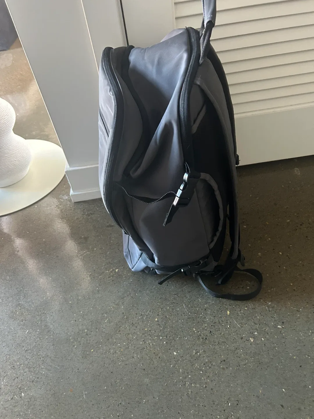 Gray Travel Backpack 35L image indicator(3)