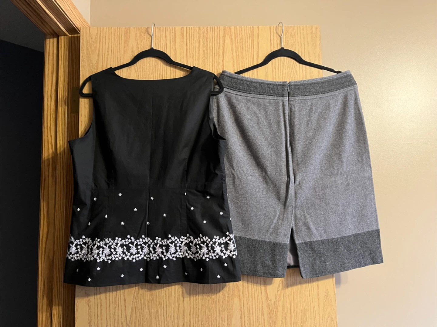 LADIES SKIRT (Size 12) & TOP (Size 14) - photo 2