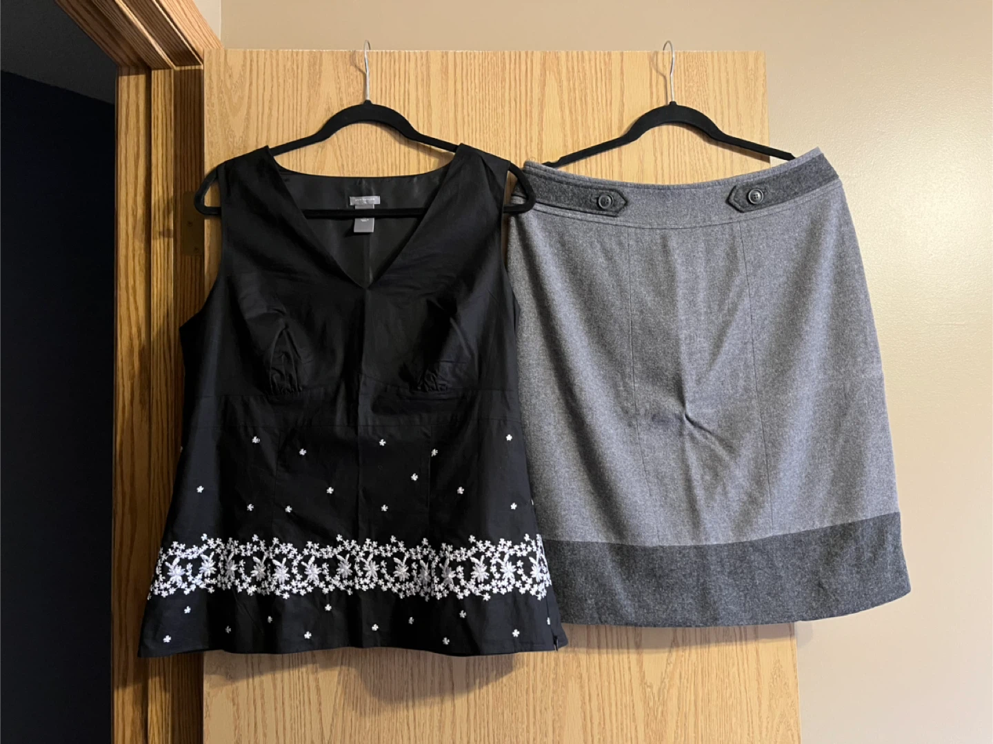 LADIES SKIRT (Size 12) & TOP (Size 14)