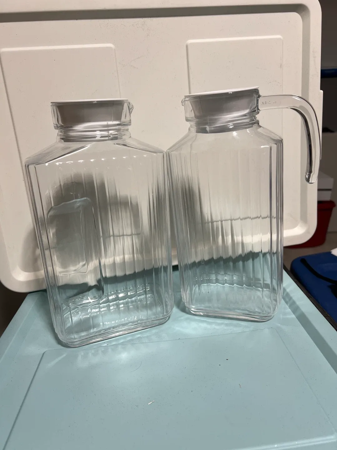 set of 2 Clear glass Pitchers image indicator(2)