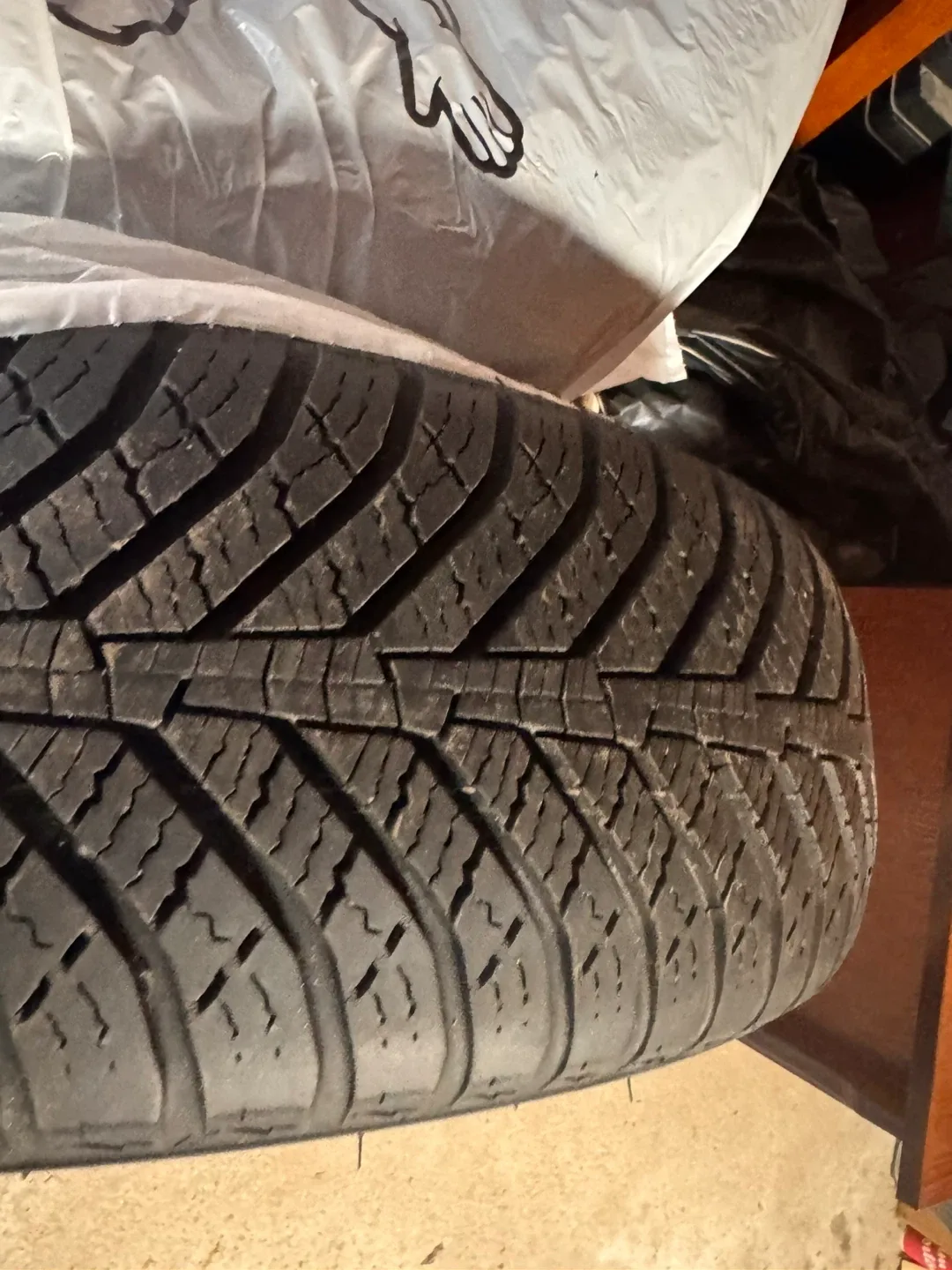 Kumho 175/70 R14 Tire image indicator(2)