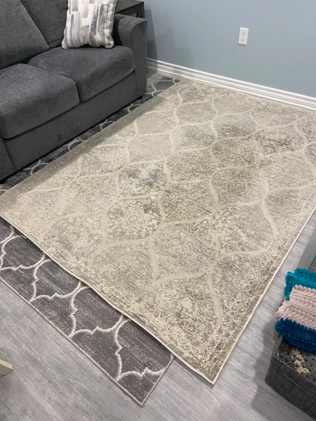 Area rug 5’7”x 7’ image indicator(2)