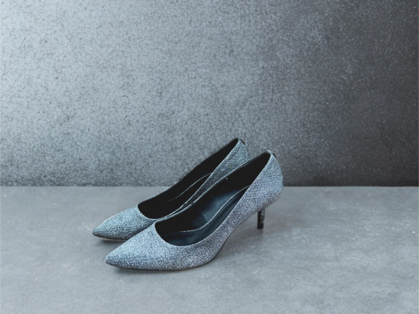 Michael Kor Silver Glitter Pointed Heels, Size 7 - photo 2