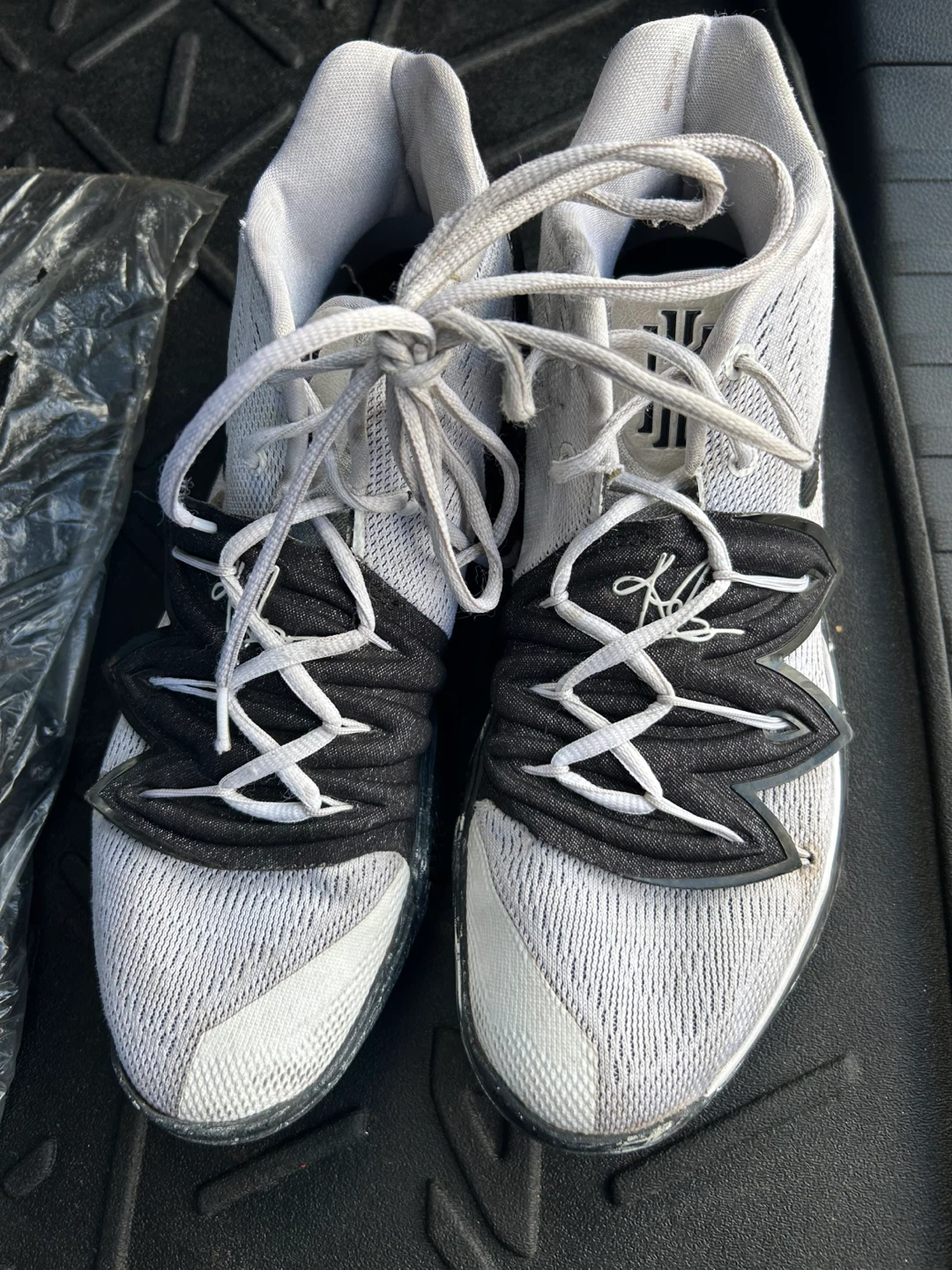 Nike Kyrie Flytrap 5 White/Black, Size 10.5