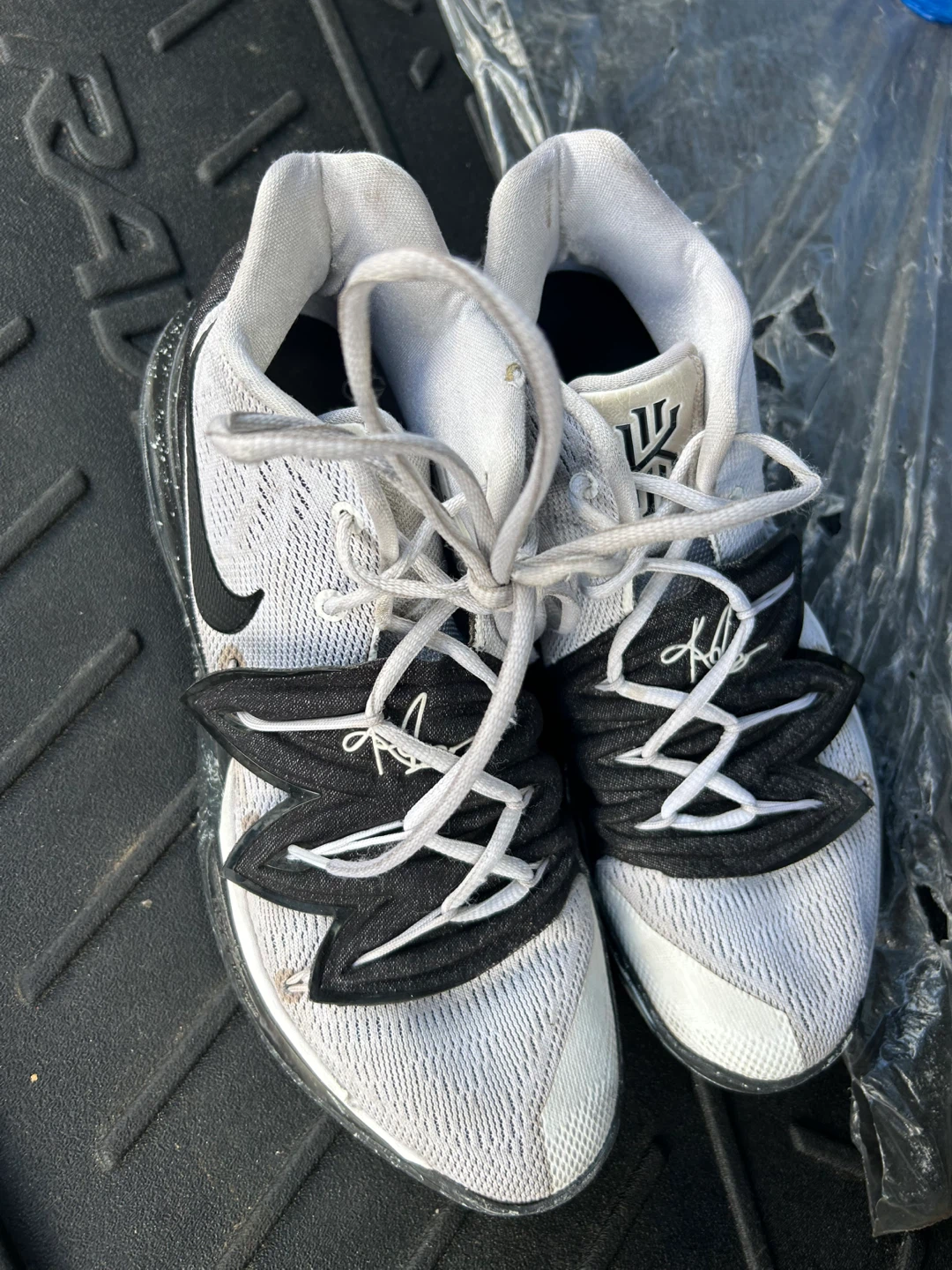 Nike Kyrie Flytrap 5 White/Black, Size 10.5 - photo 2