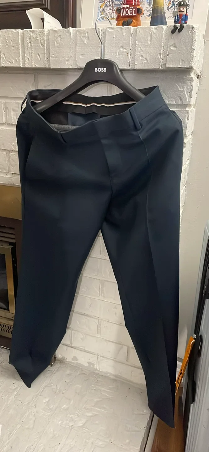 Hugo Boss Suit (36S) – Brand New image indicator(2)