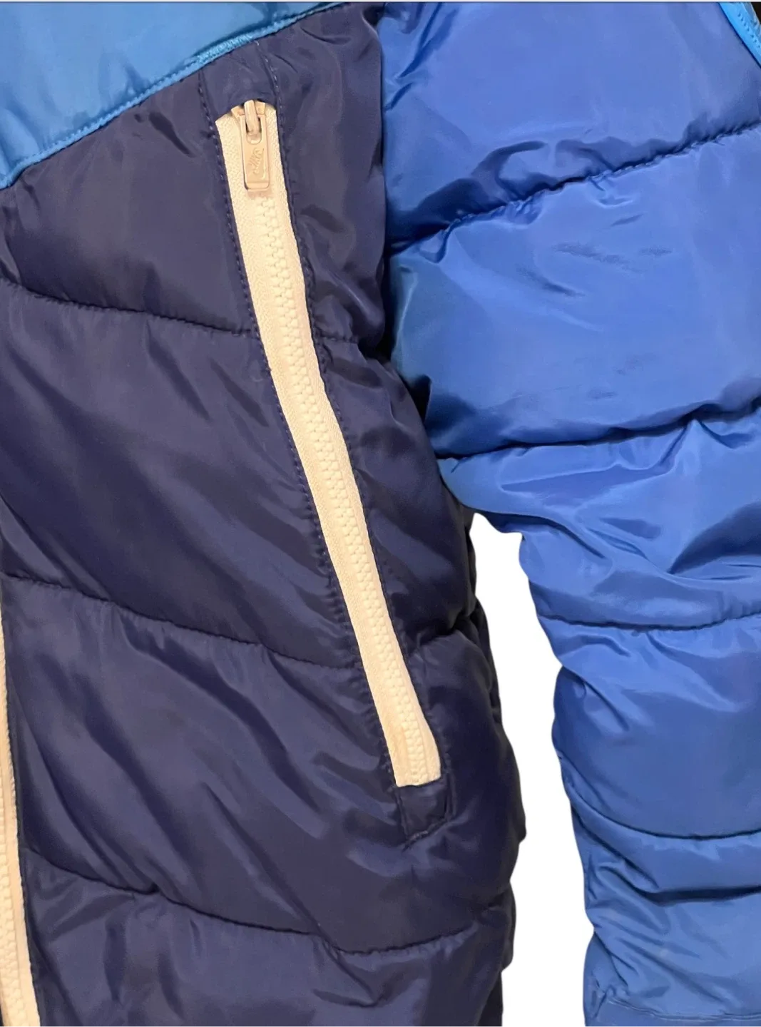 Nike Puffer Jacket – Size 6–7Y (Great Condition) image indicator(2)