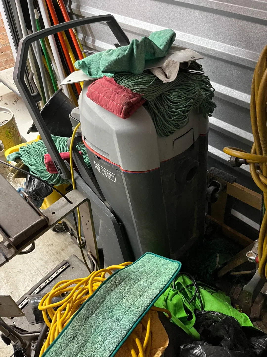 Advance & Thornd Floor Cleaning Equipment image indicator(3)