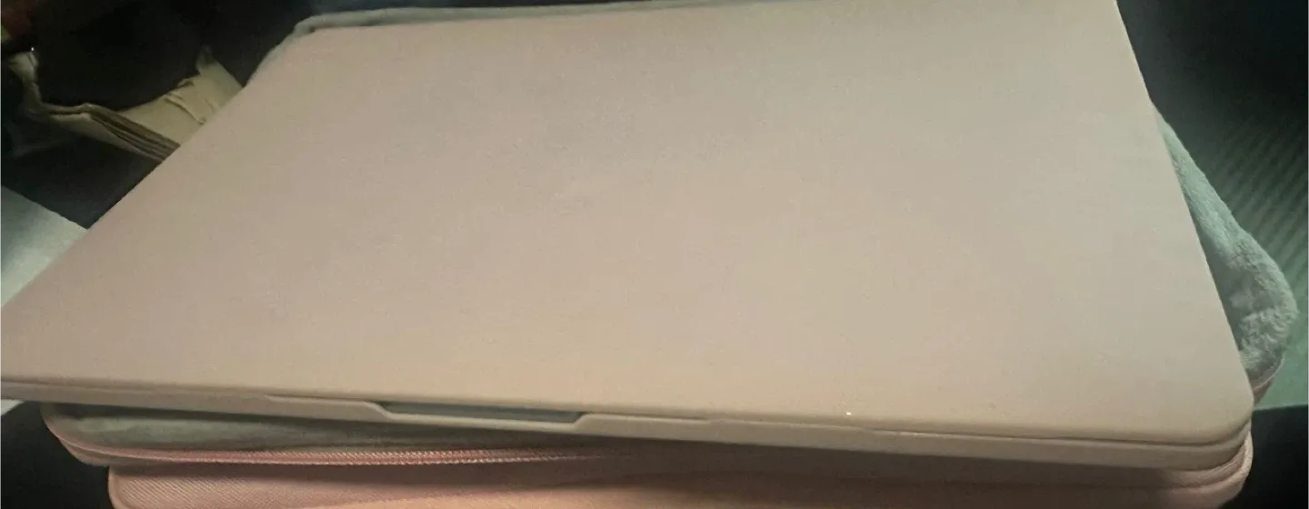 Apple MacBook Pro 13” 2022 image indicator(2)